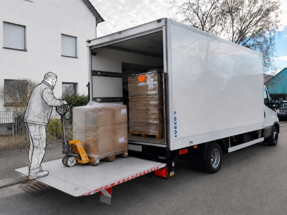 Iveco Daily Koffer mit Hebebühne beim Entladen